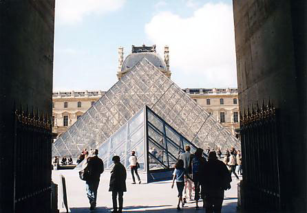 ルーヴルのピラミッド　2002年5月23日撮影